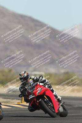 media/Oct-30-2025-Racers Edge (Thu) [[dabbdaf680]]/3-B Group/Session 2 (Turn 14)/